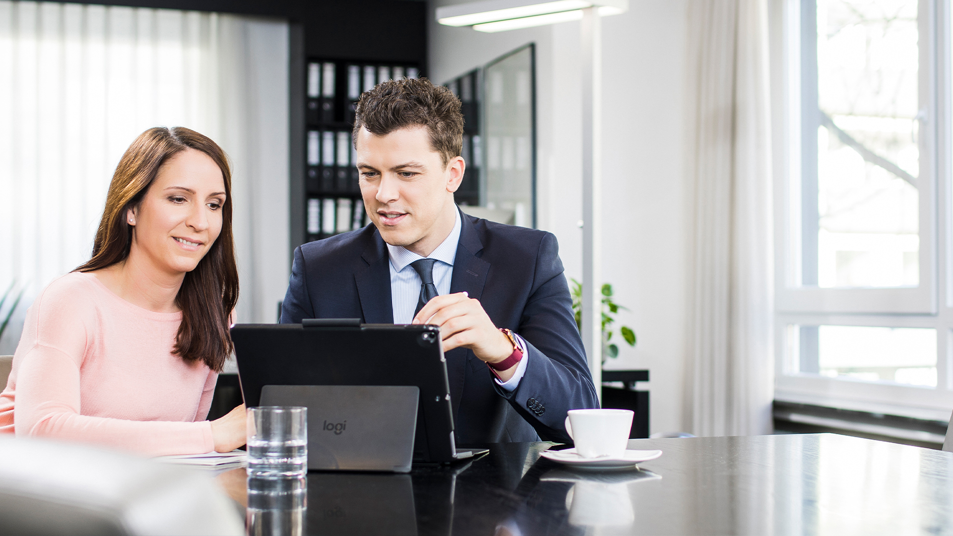 Steuerberater schauen sich etwas auf einem iPad an