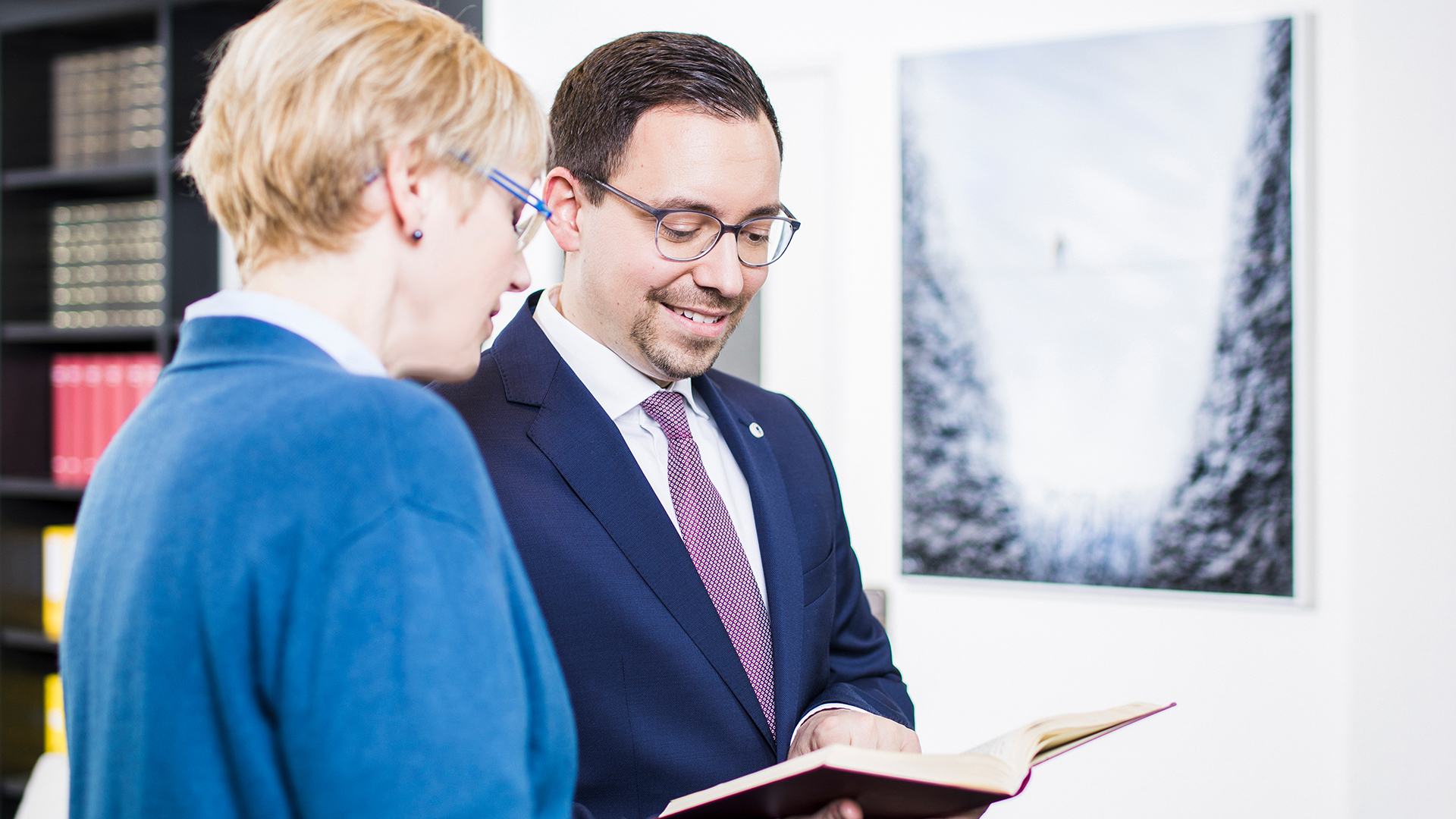 Steuerberater zeigt einen Paragraph in einem Gesetzestext